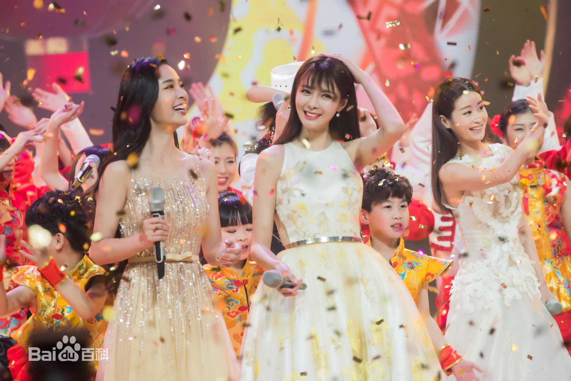 沈梦辰(Shen Mengchen)湖南卫视华人华侨春晚前后照片