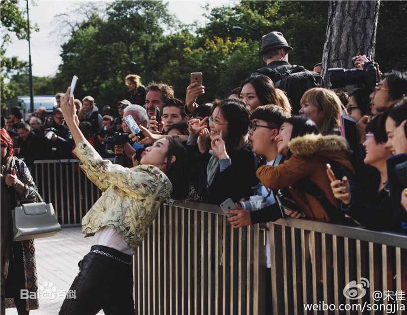 宋佳(Song Jia)街拍-时装周素颜照壁纸