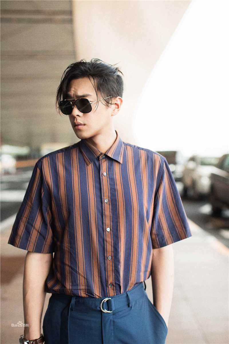 张若昀机场街拍壁纸壁纸