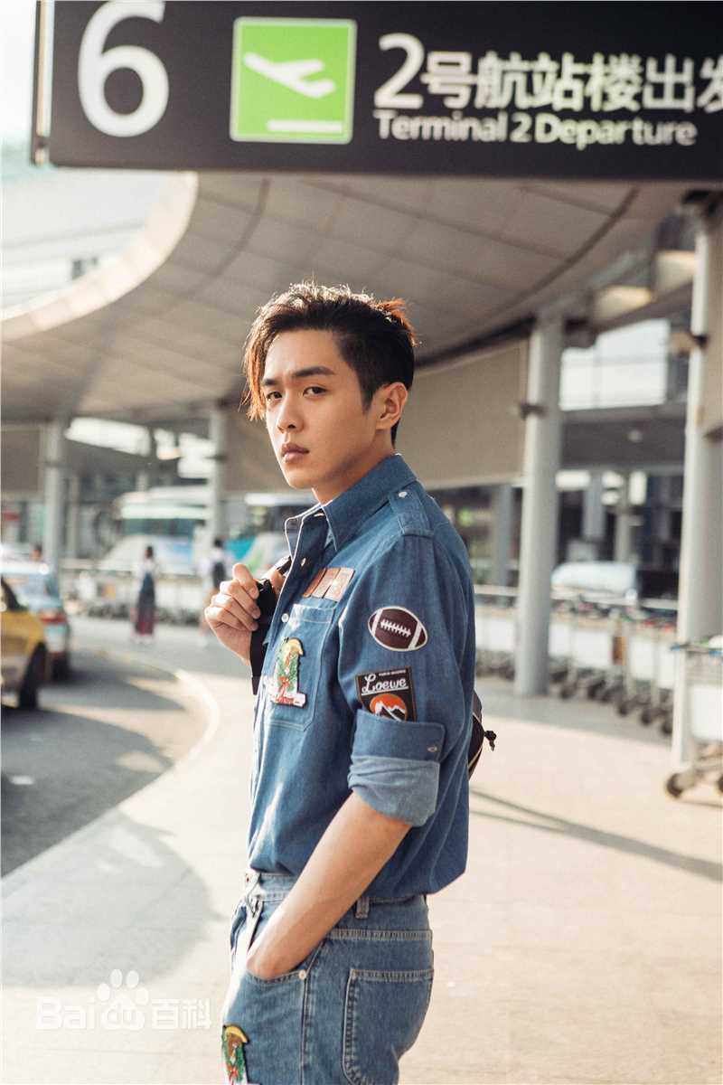 张若昀机场街拍壁纸壁纸