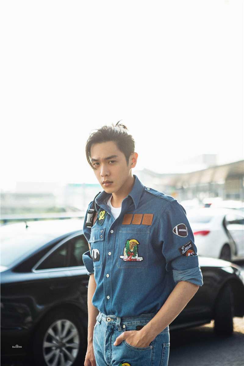 张若昀机场街拍壁纸壁纸