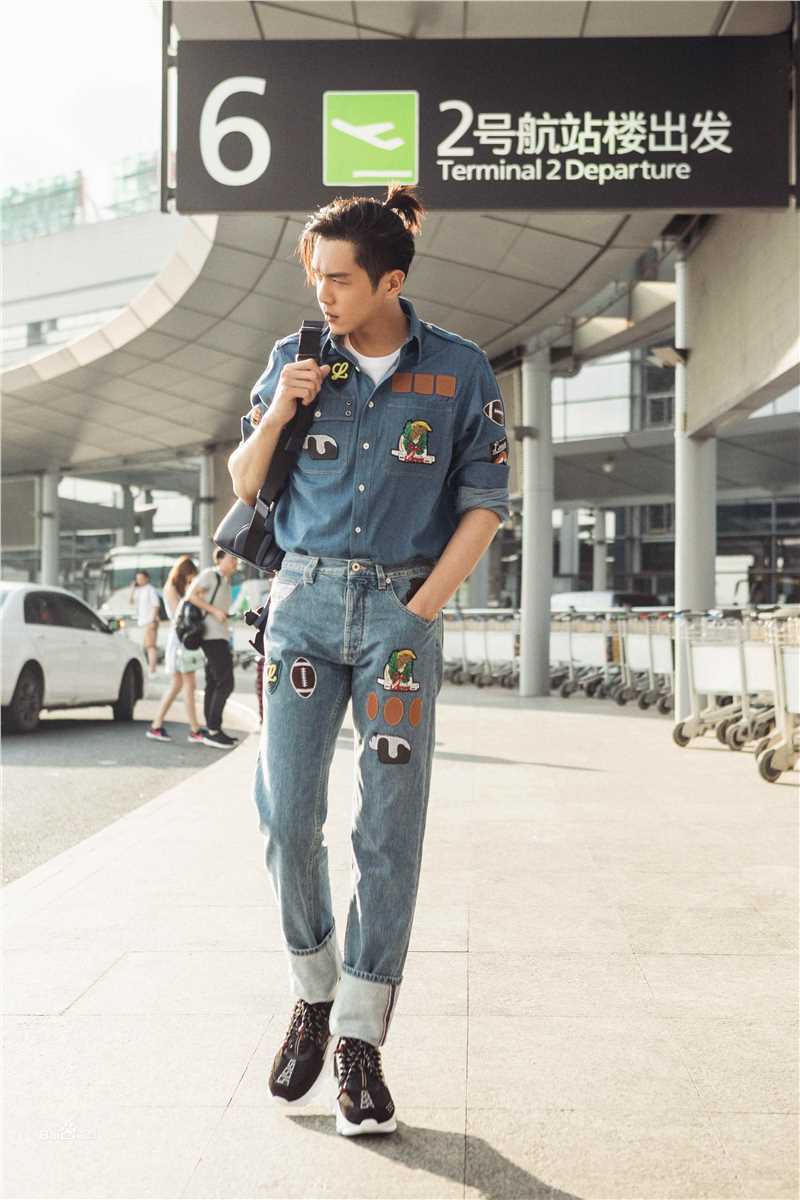 张若昀机场街拍壁纸壁纸