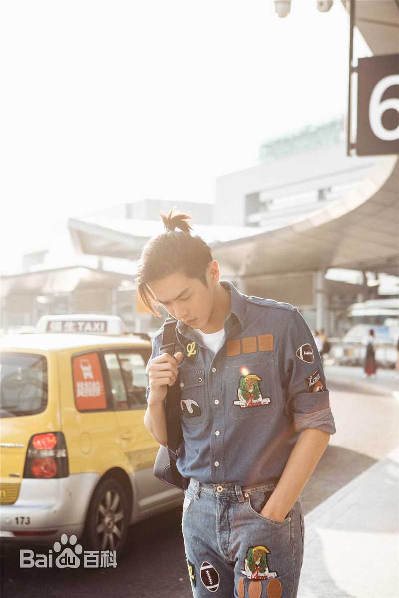 张若昀机场街拍壁纸壁纸