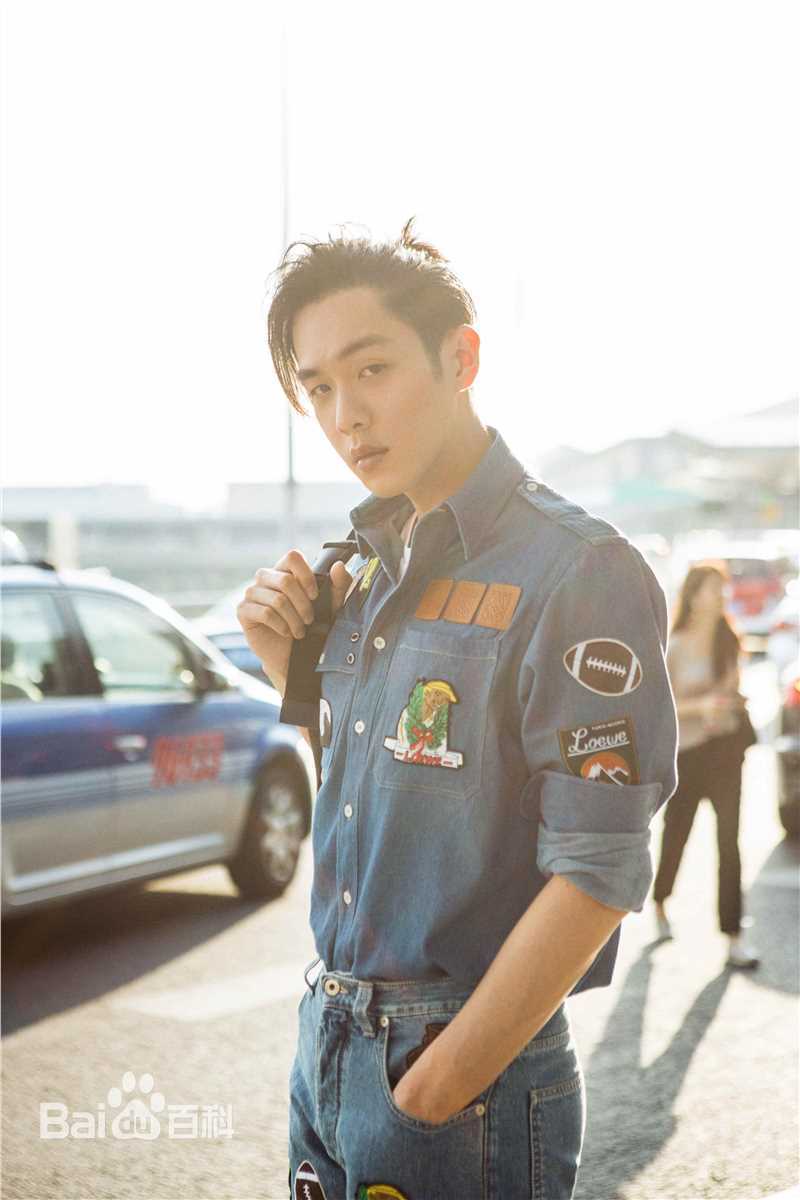 张若昀机场街拍壁纸壁纸