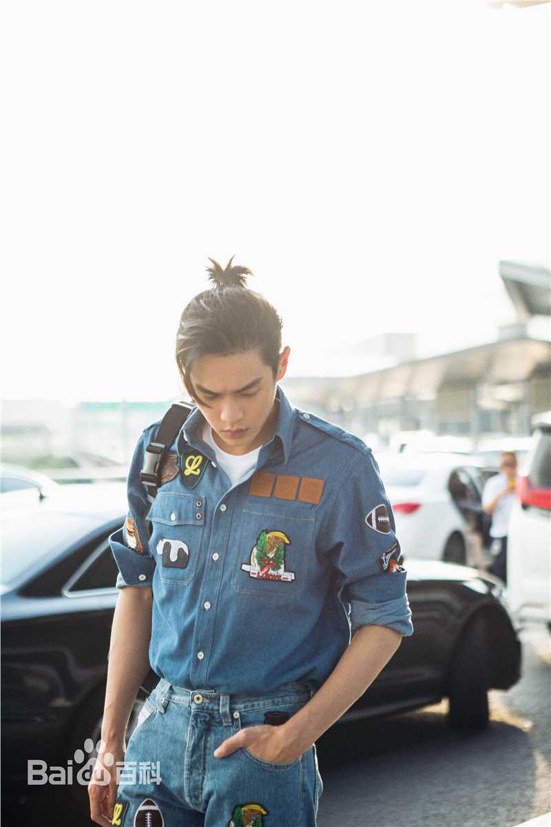 张若昀机场街拍壁纸壁纸