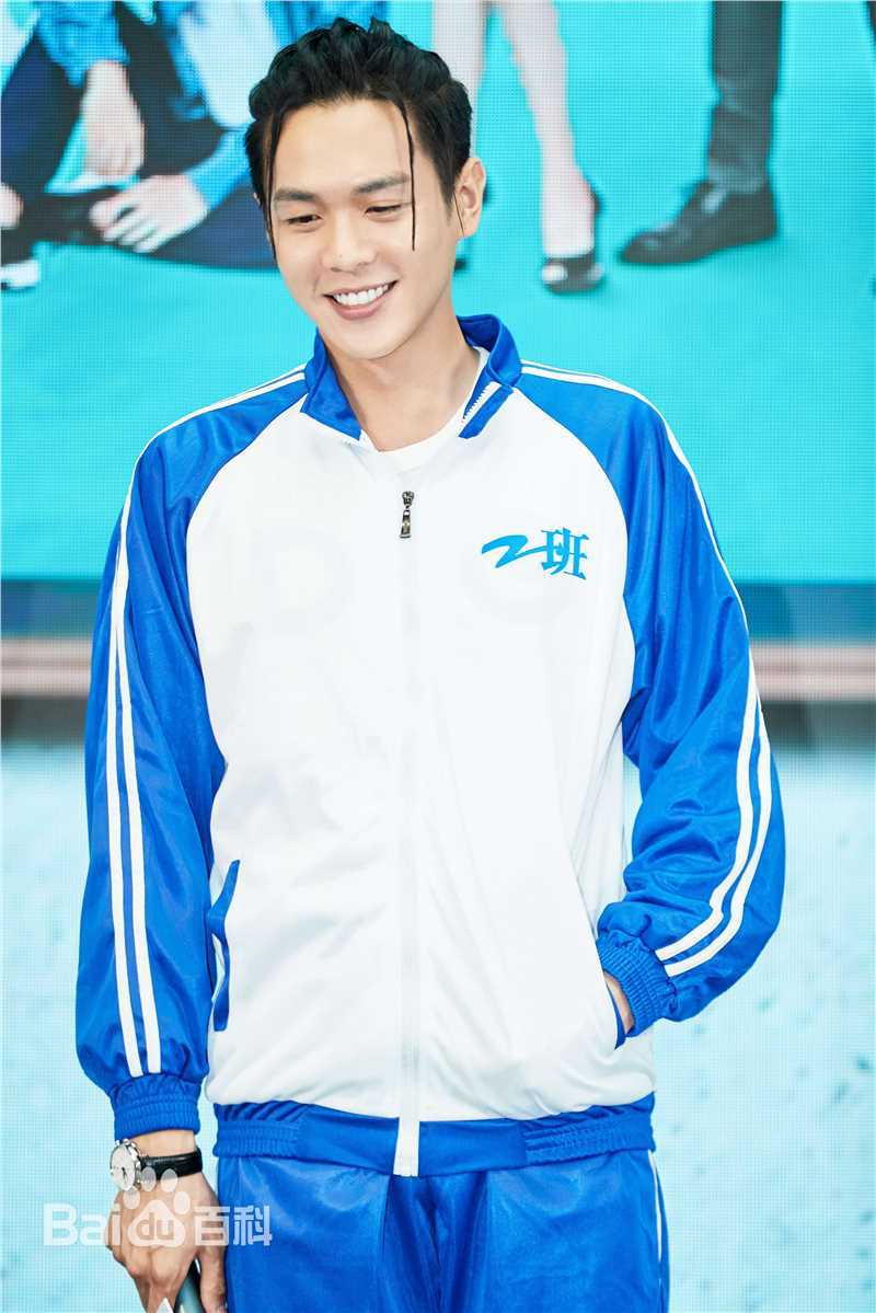 张若昀出席发布会壁纸壁纸