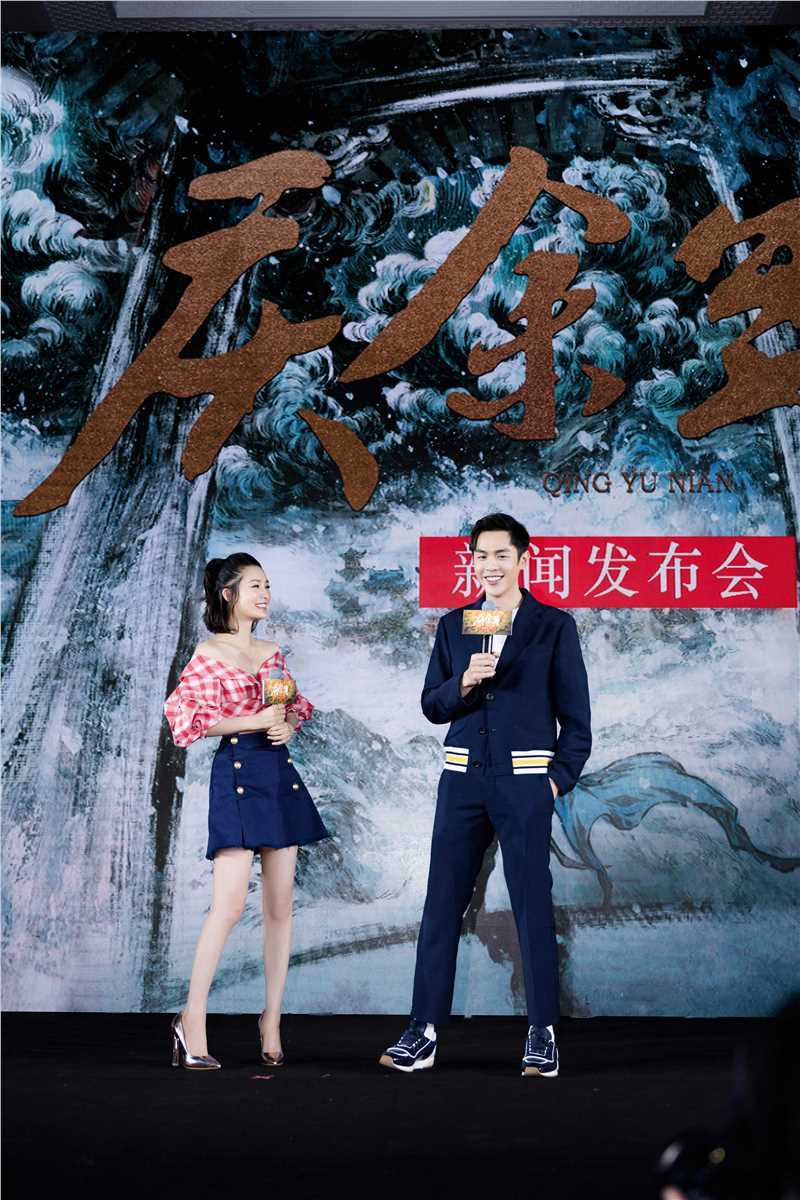 张若昀出席发布会壁纸壁纸