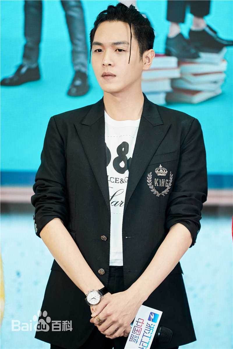 张若昀出席发布会壁纸壁纸