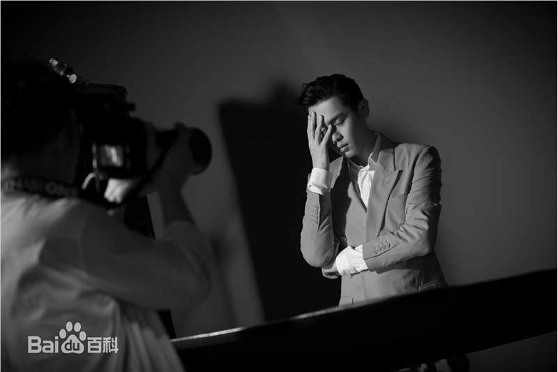 张若昀拍摄花絮前后照片