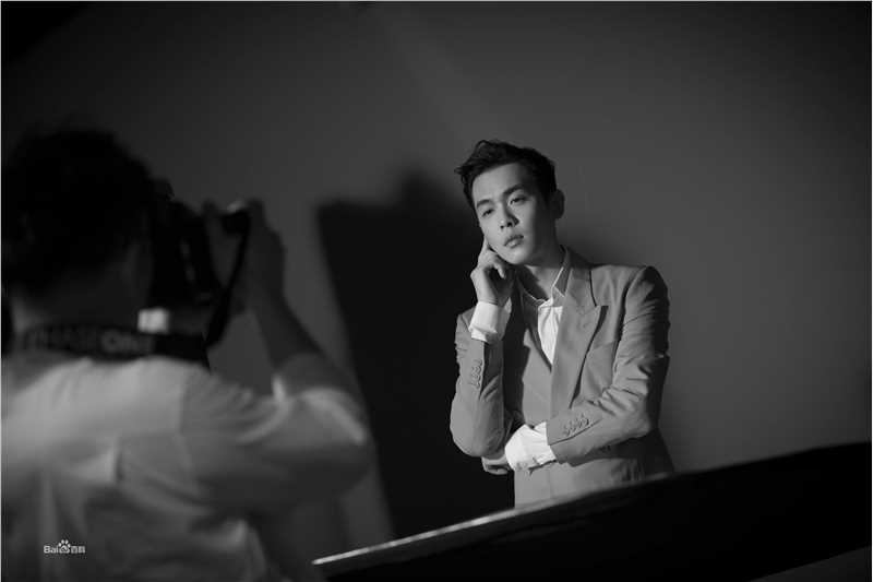 张若昀拍摄花絮前后照片