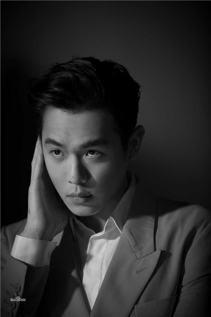 张若昀拍摄花絮前后照片