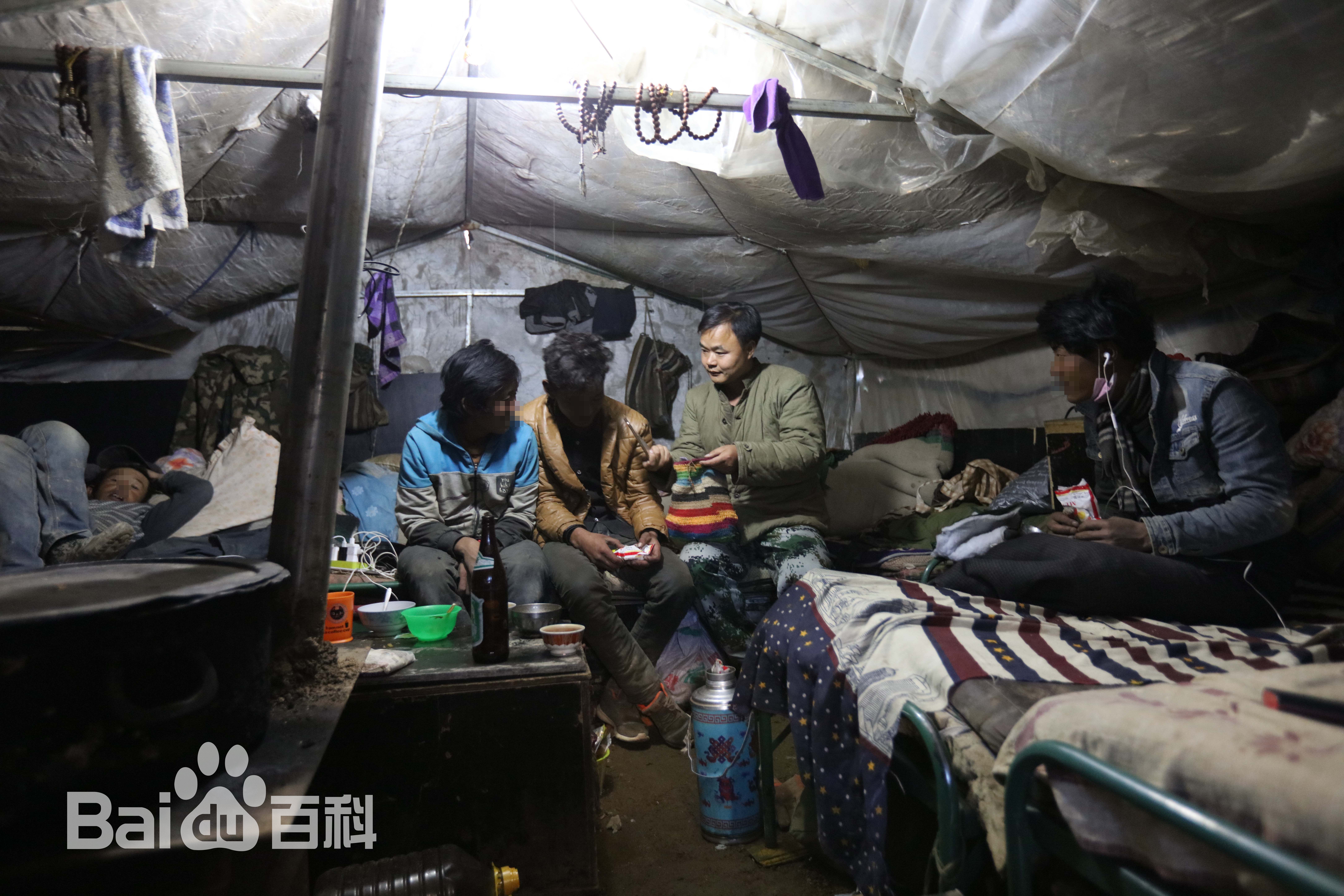 张仁杰(renjiezhang)独立采写矿区课题时和矿工们在一起的照片。壁纸壁纸