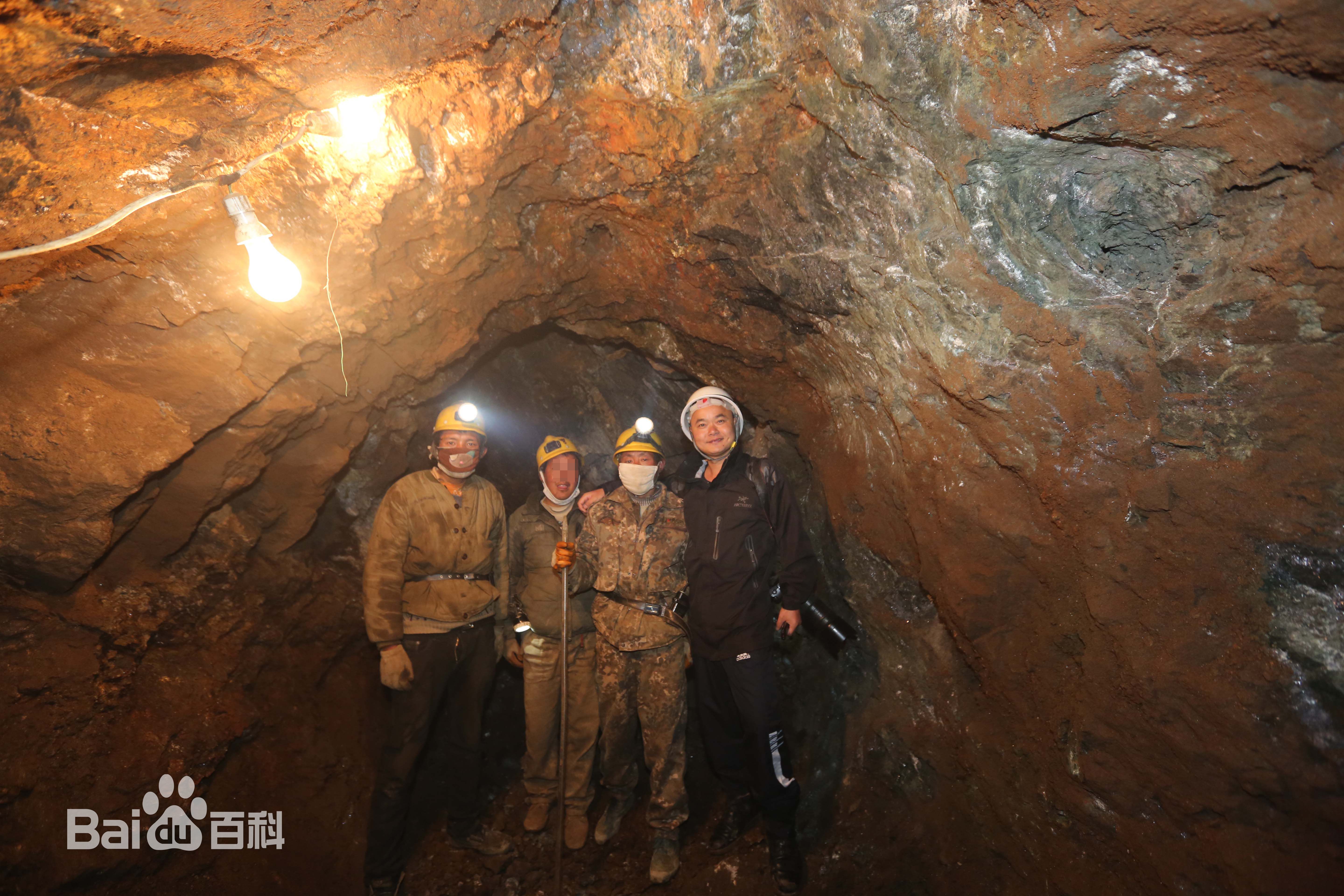 张仁杰(renjiezhang)独立采写矿区课题时和矿工们在一起的照片。壁纸壁纸