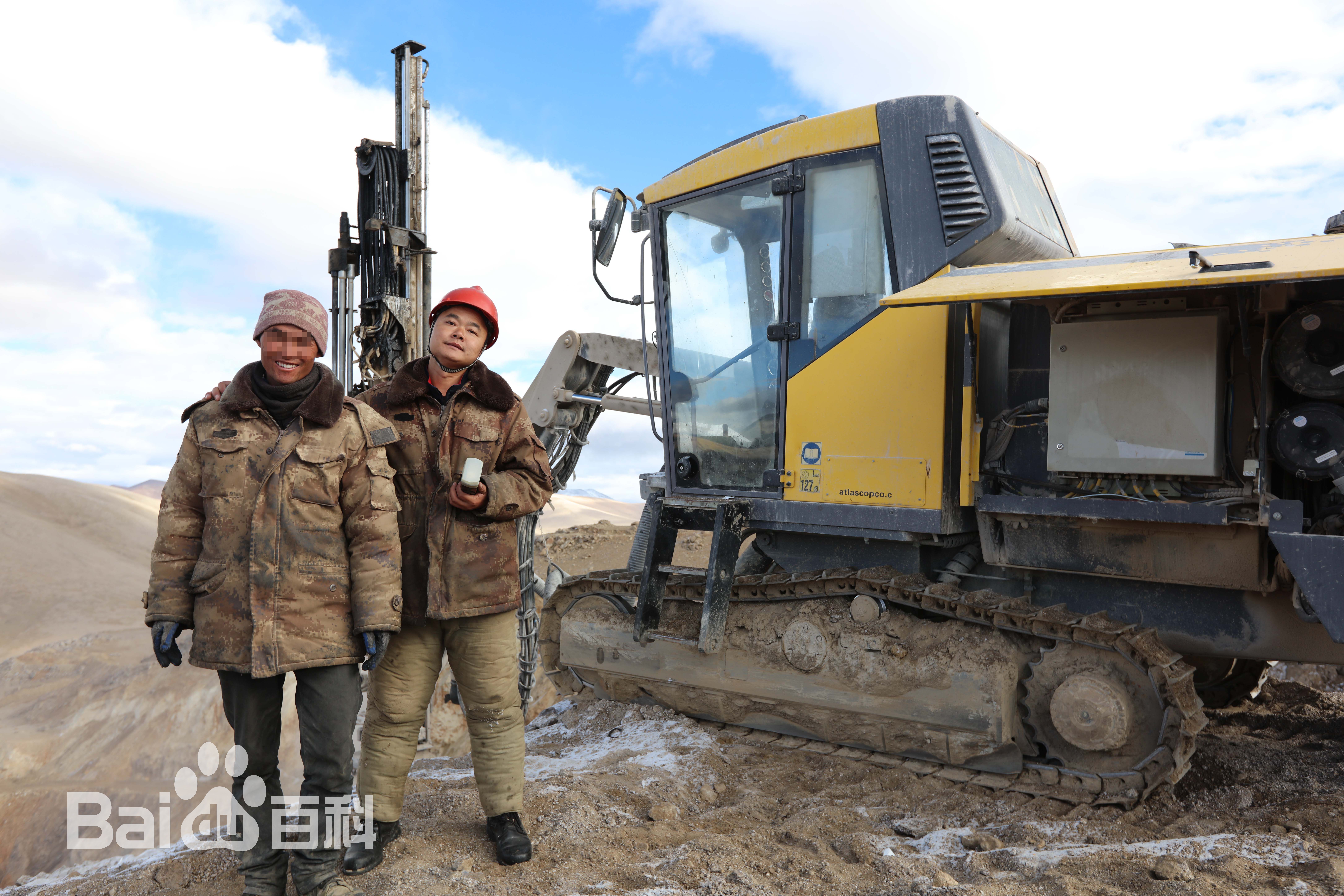 张仁杰(renjiezhang)独立采写矿区课题时和矿工们在一起的照片。壁纸壁纸