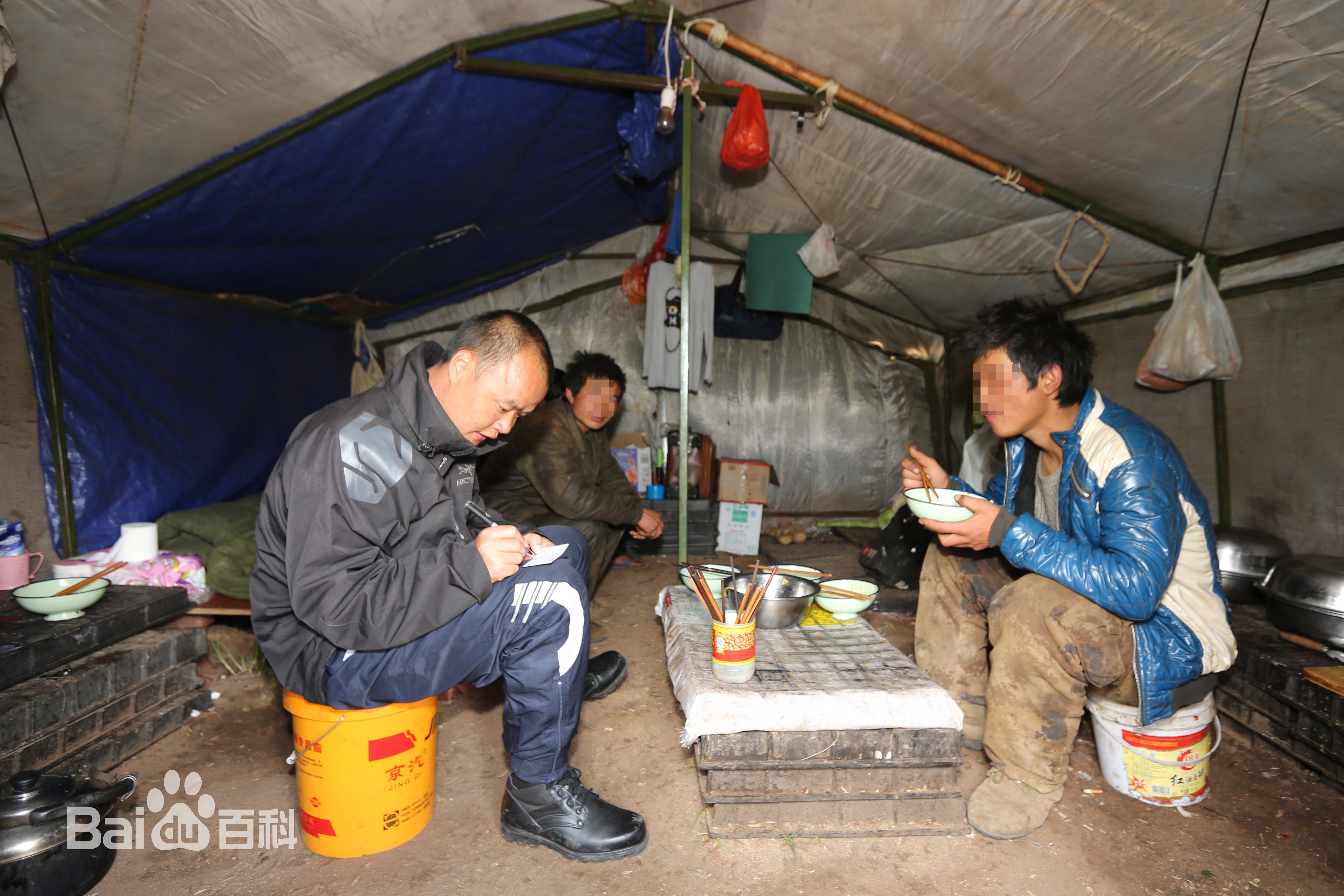 张仁杰(renjiezhang)独立采写矿区课题时和矿工们在一起的照片。壁纸壁纸