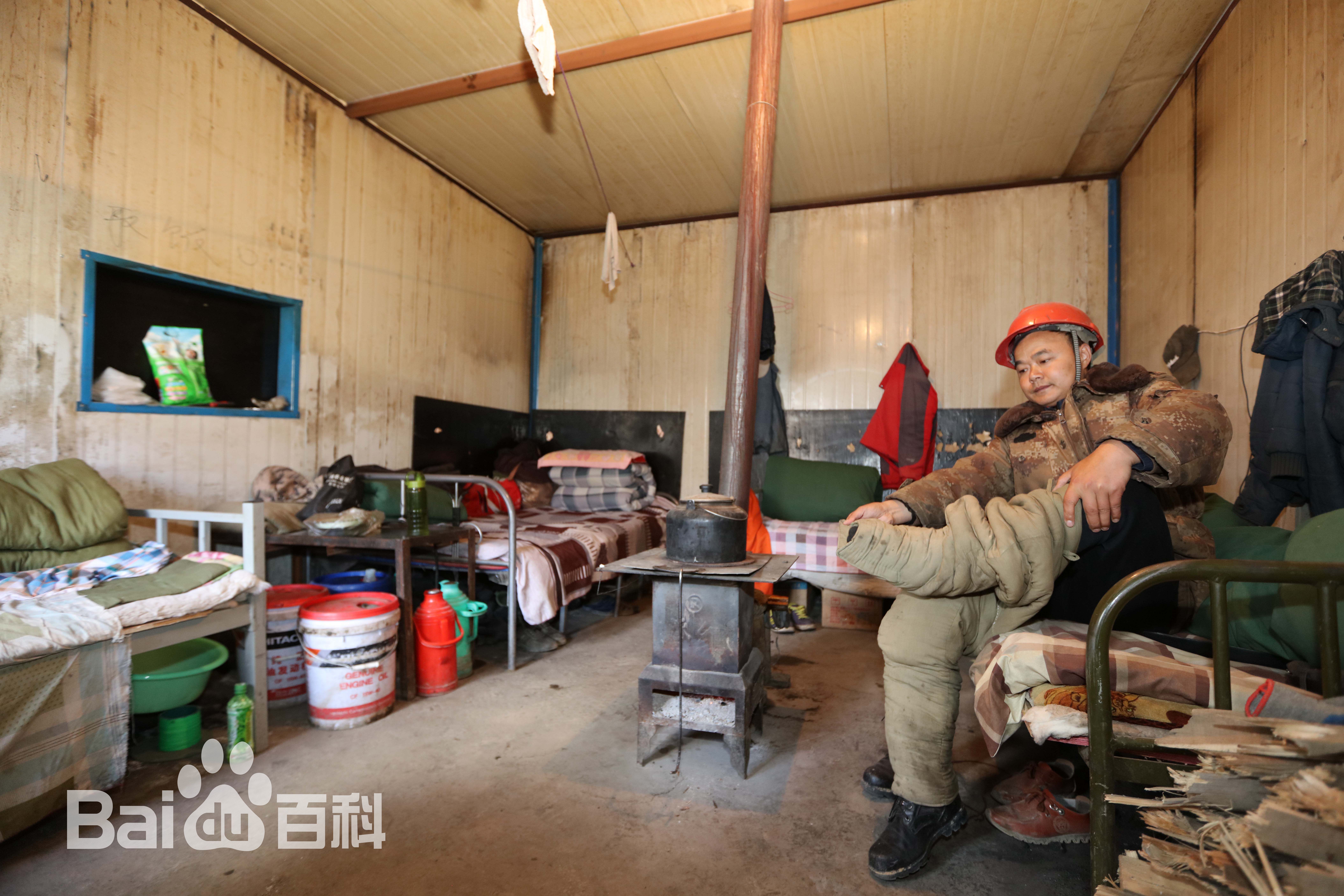 张仁杰(renjiezhang)独立采写矿区课题时和矿工们在一起的照片。壁纸壁纸