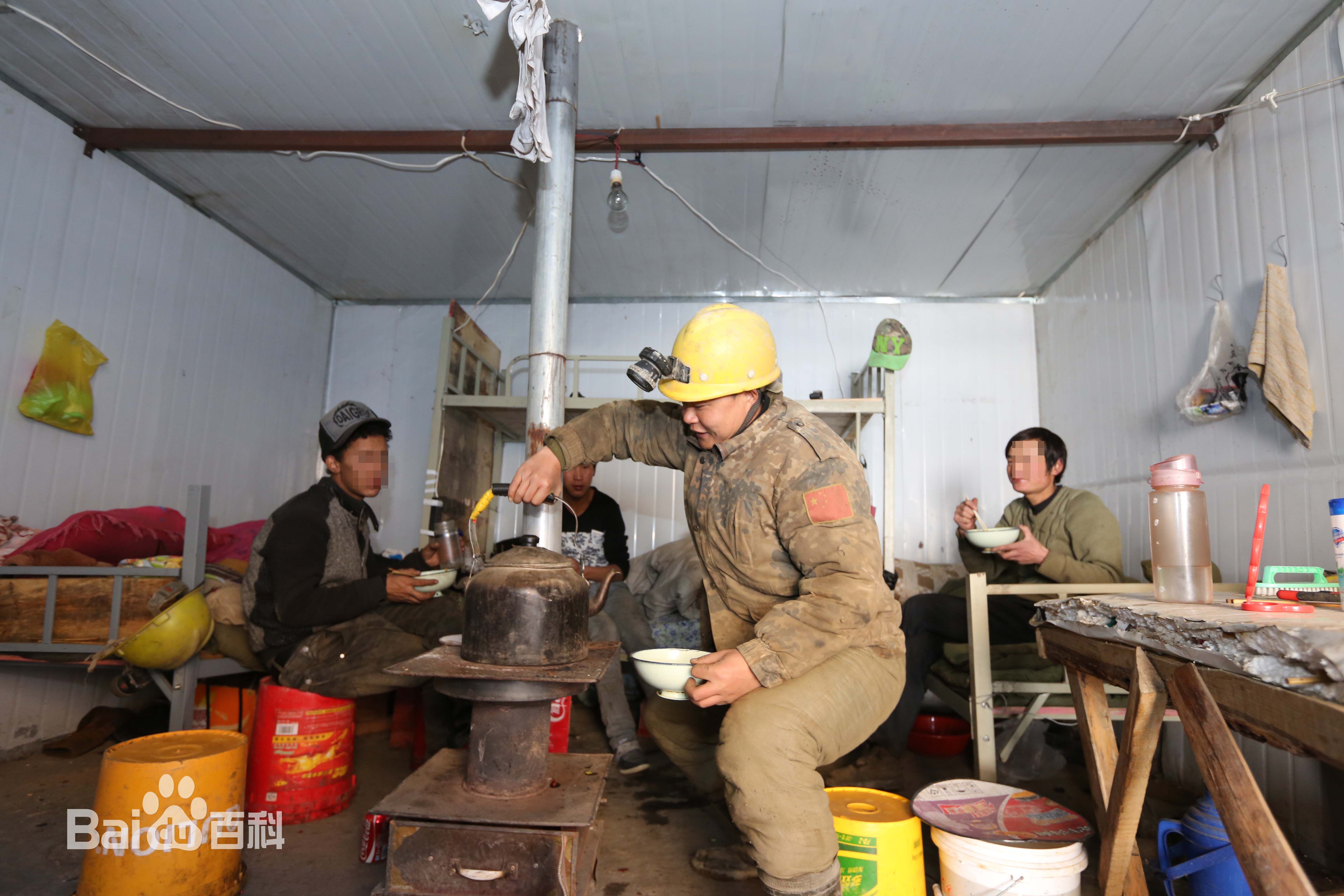 张仁杰(renjiezhang)独立采写矿区课题时和矿工们在一起的照片。壁纸壁纸