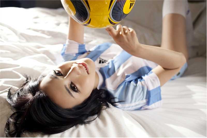 高清足球宝贝耶律雪儿上演“床吧也球迷”图集