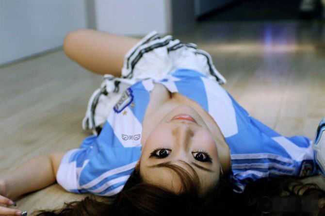 精选拍足球宝贝秀性感的陈燃美女图册