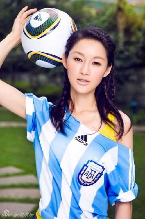 精选拍足球宝贝秀性感的陈燃美女图册