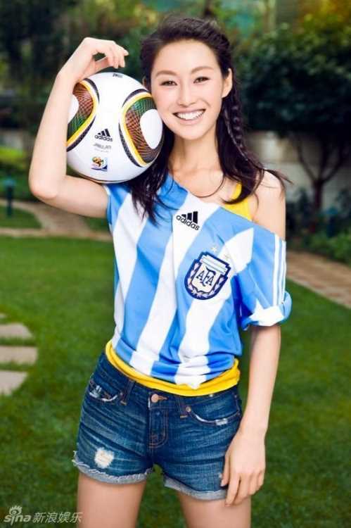 精选拍足球宝贝秀性感的陈燃美女图册