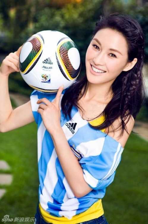 精选拍足球宝贝秀性感的陈燃美女图册
