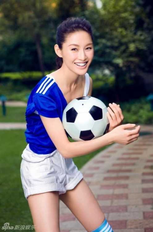 精选拍足球宝贝秀性感的陈燃美女图册