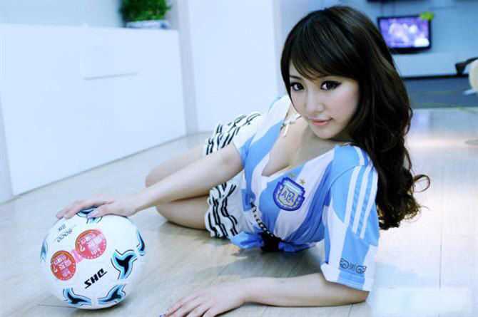 精选拍足球宝贝秀性感的陈燃美女图册