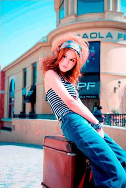 精选第一美女足球宝贝拍亮出清纯牌图册