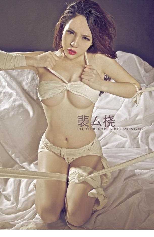 最新足球宝贝裴厶桡学生装壁纸