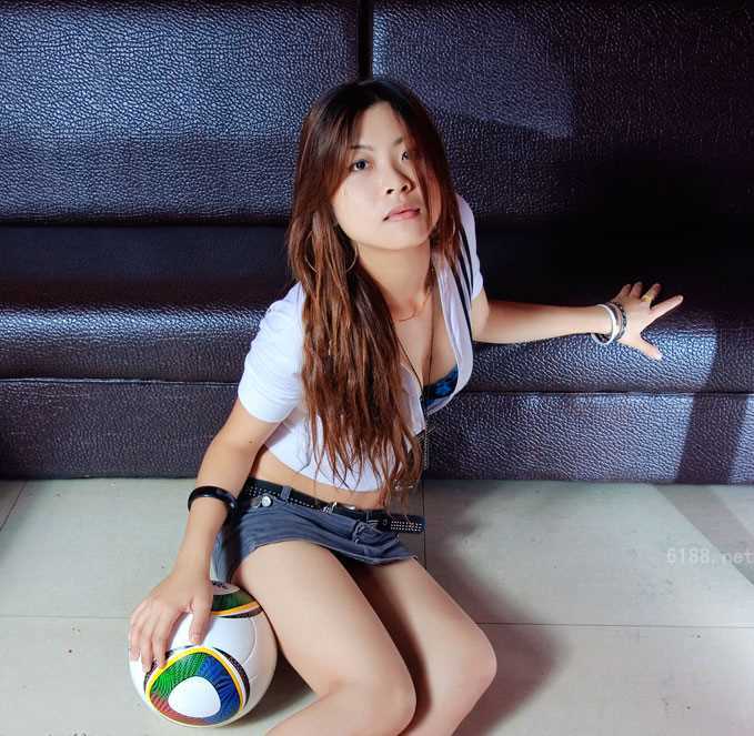 最新宝贝与足球--老道与美女_壁纸