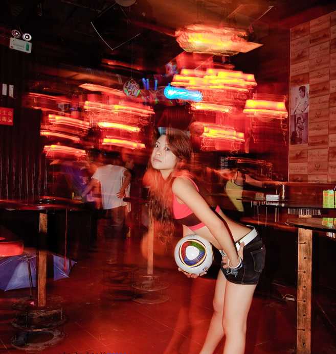 最新宝贝与足球--老道与美女_壁纸