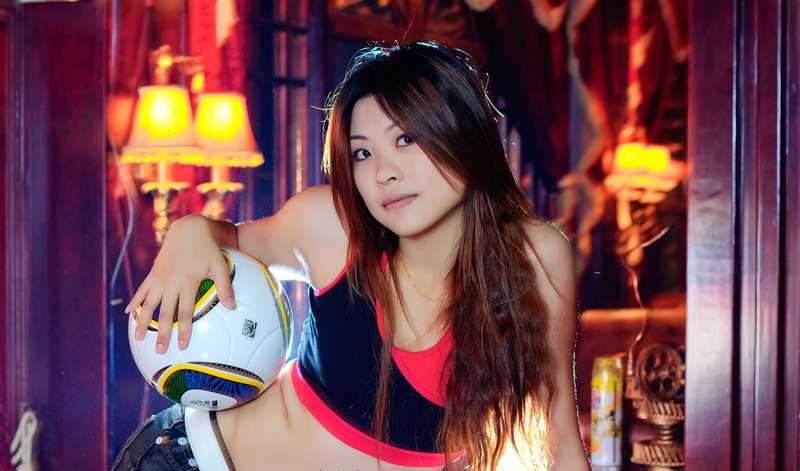 最新宝贝与足球--老道与美女_壁纸