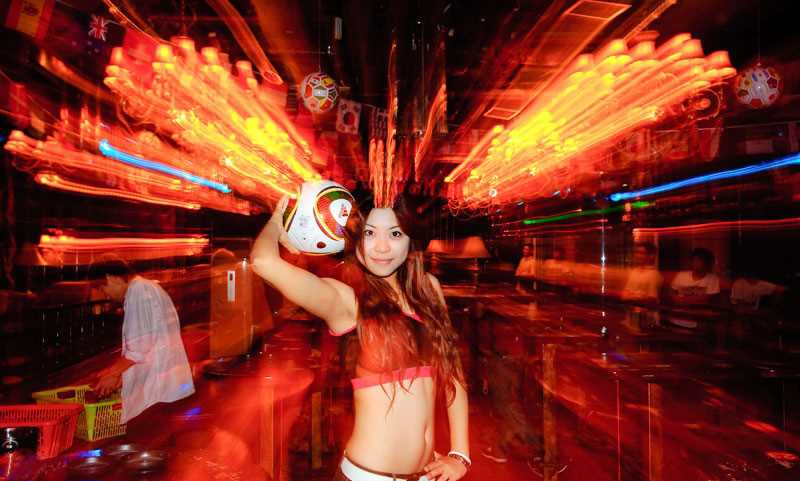 最新宝贝与足球--老道与美女_壁纸