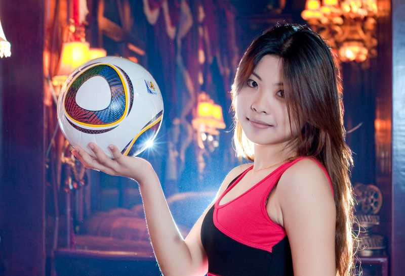 最新宝贝与足球--老道与美女_壁纸