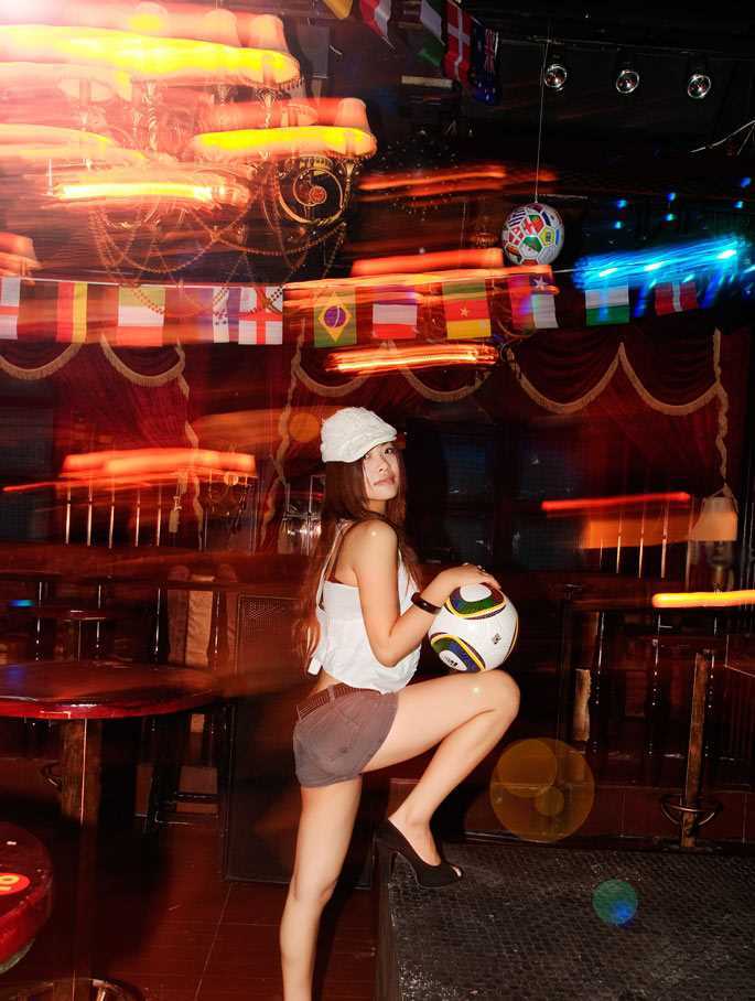 最新宝贝与足球--老道与美女_壁纸