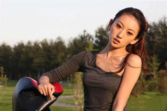 特别专辑户外的性感高尔夫美女图片