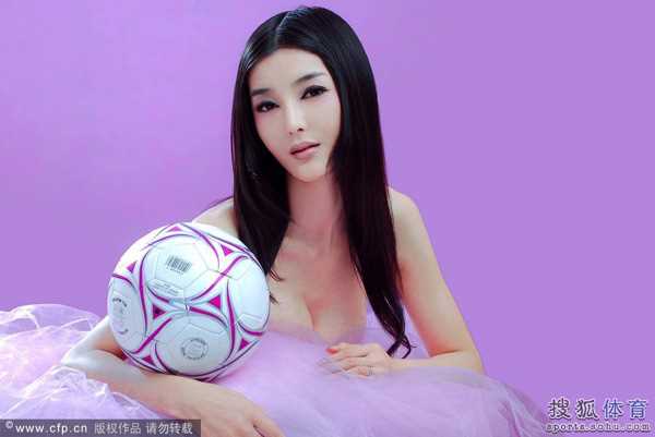 精选成龙绯闻儿媳化身宝贝,真空上阵助威图册