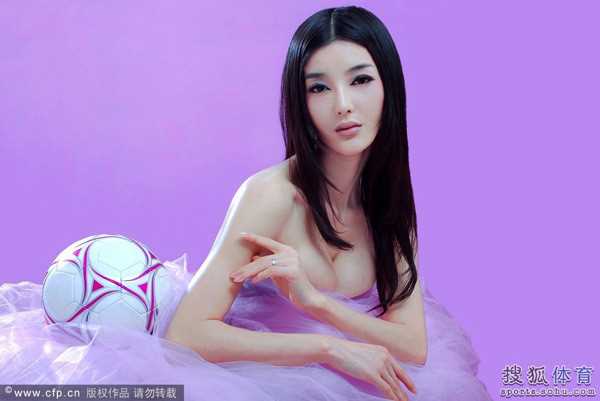 精选成龙绯闻儿媳化身宝贝,真空上阵助威图册