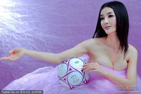 精选成龙绯闻儿媳化身宝贝,真空上阵助威图册