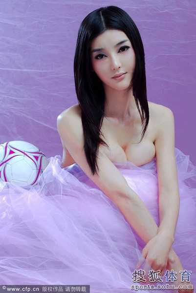 精选成龙绯闻儿媳化身宝贝,真空上阵助威图册