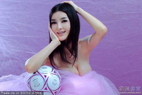 精选成龙绯闻儿媳化身宝贝,真空上阵助威图册