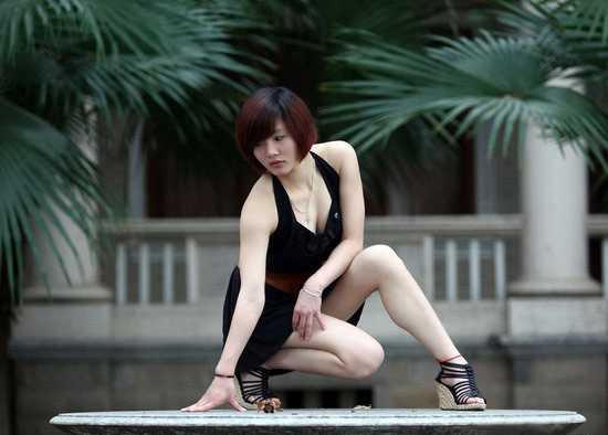 优质扣篮宝贝黑色性感短裙,秀“一字马”绝技图片