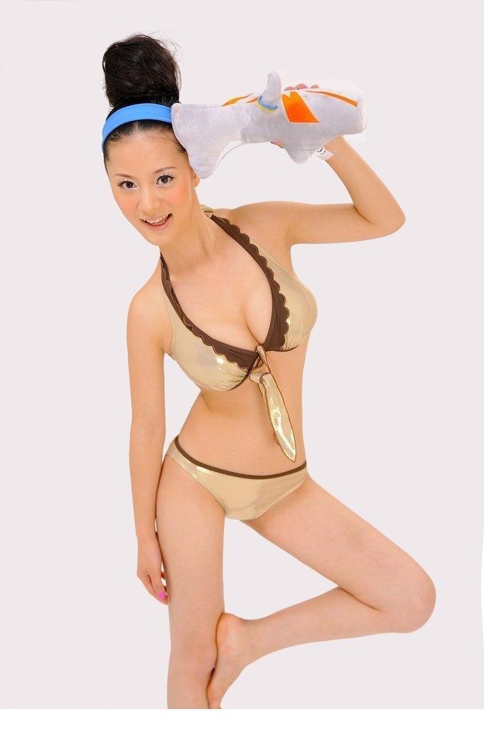 混血模特变身网球宝贝,低胸助奥运