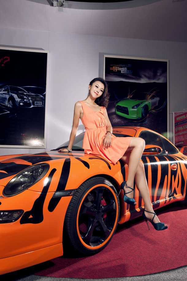 优质酥胸微露的R女郎图片