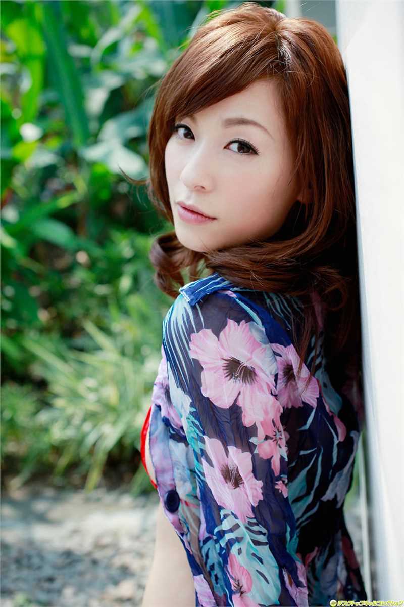 最新红色皮比基尼美女果穂壁纸