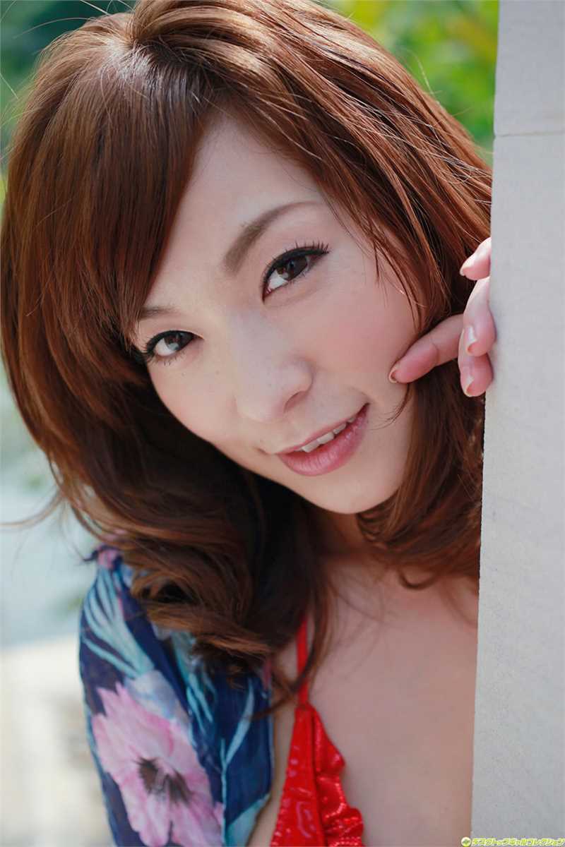 最新红色皮比基尼美女果穂壁纸