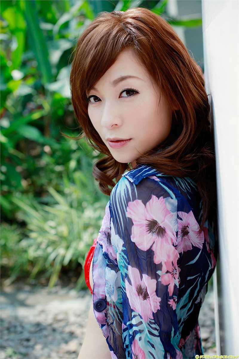 最新红色皮比基尼美女果穂壁纸