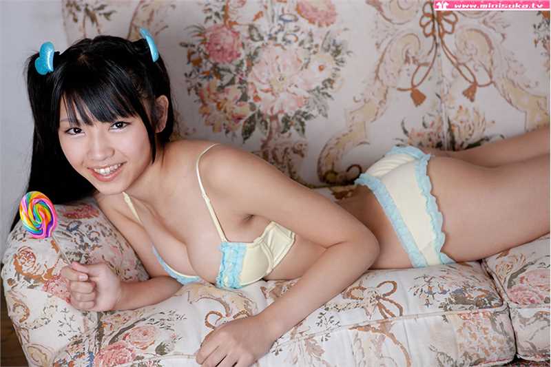 高清Rina俏皮比基尼嫩妹图册