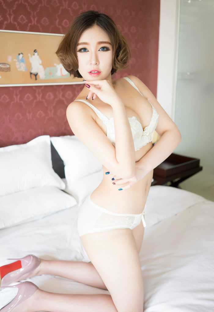 短发美女赵欢颜内衣秀身材